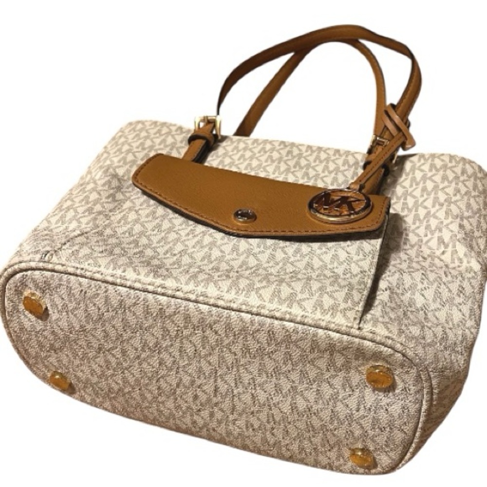 Michael Kors Jet Set Medium Pocket Tote - Picture 4 of 7